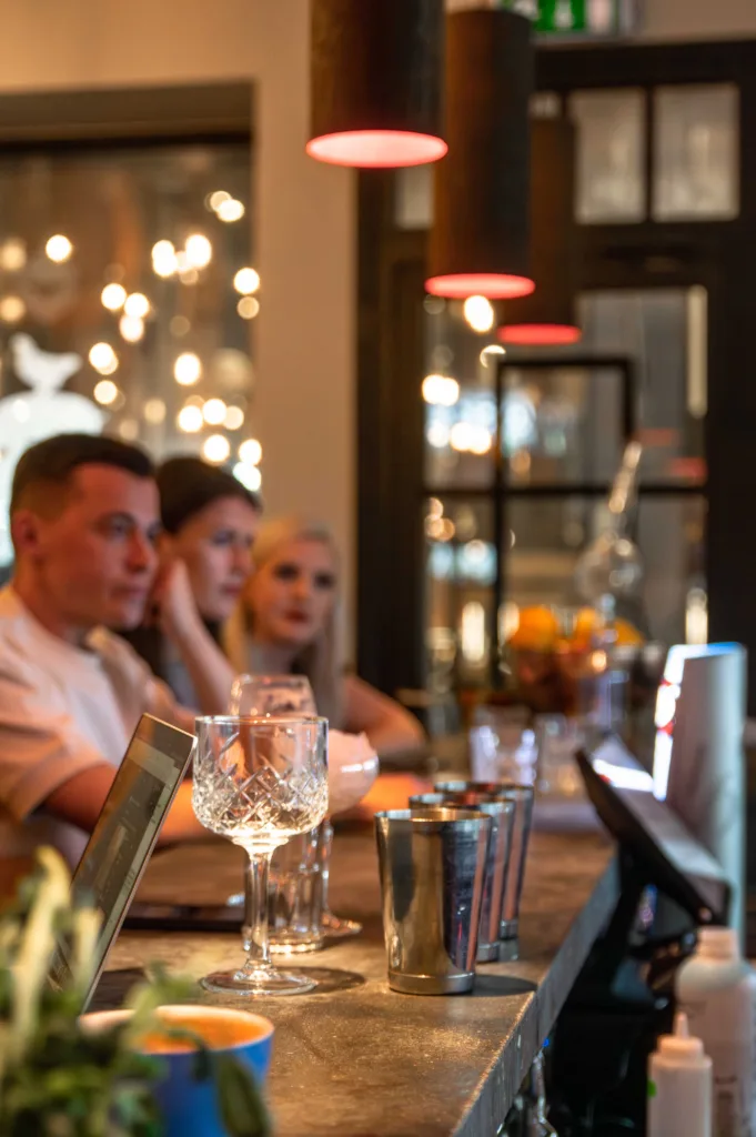 Foto sündmuselt Tartu Cocktail Week 2022, pildistas üritusfotograaf Mailis Vahenurm.
