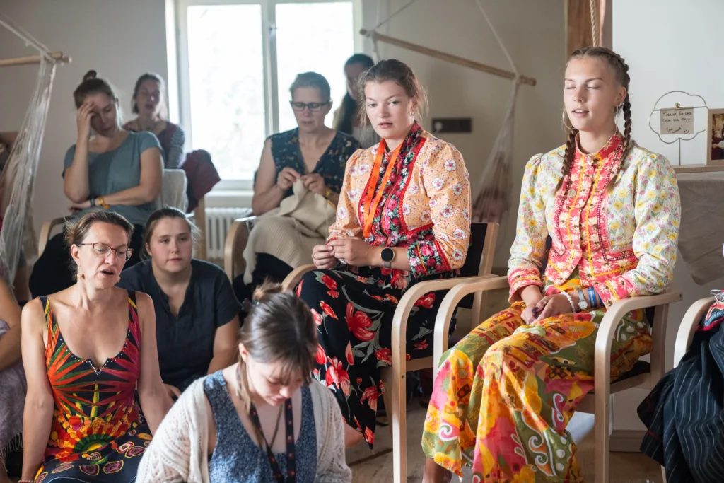 Ürituse foto 30. Viljandi Pärimusmuusika Festivali Naistelaulutoast, pildistas fotograaf Mailis Vahenurm.