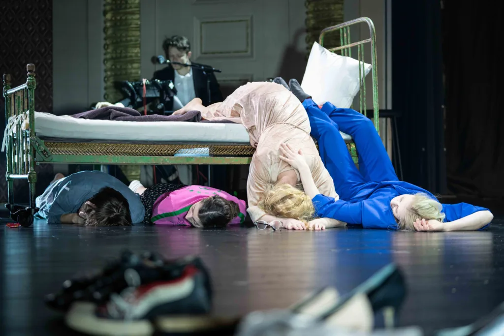 Mailis Vahenurme jäädvustatud ürituste foto Vanemuise etenduse "Neljas õde" proovist.