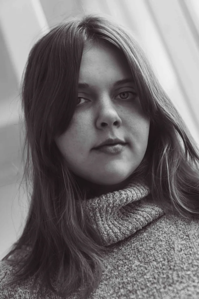 Portreefotograaf Mailis Vahenurm pildistas portreefoto naisest.