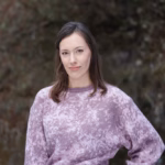 Persoonibrändi foto naisest Delta hoone taustal, foto autor Mailis Vahenurm.