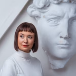 Naine skulptuuriga, pildistas portreefotograaf Mailis Vahenurm.